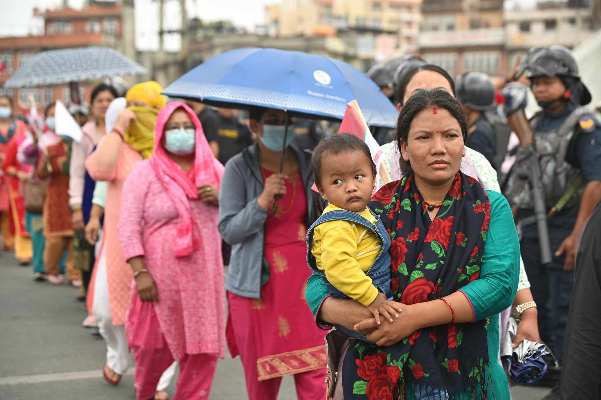 बचत फिर्ता माग्दै काठमाडाैंमा सहकारीपीडितकाे प्रदर्शन, दूधेबालक बाेकेर महिलाहरू सडकमा (तस्वीरहरू)